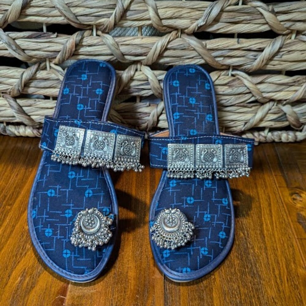 NWOT Unique sandals with cushioned foot bed European size 41 (US 10)